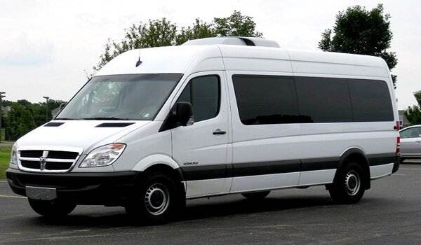 9 seater tempo traveller hire in mumbai