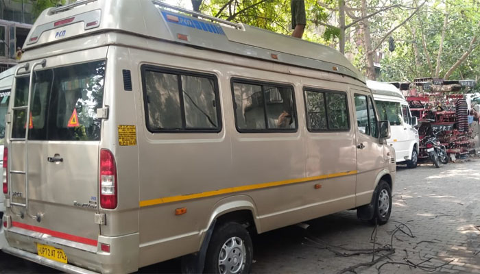 9 seater tempo traveller