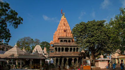 9 seater tempo traveller hire in Mahakaleshwar Jyotirlinga