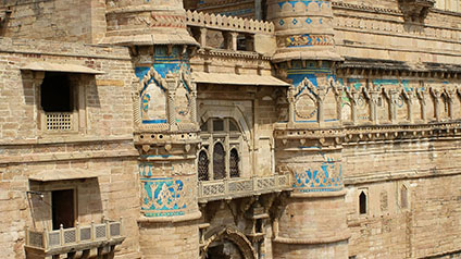 9 seater tempo traveller hire in Man Singh Palace