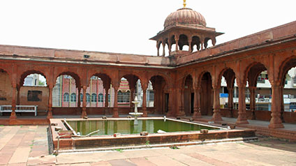 9 seater tempo traveller hire in Moti Masjid