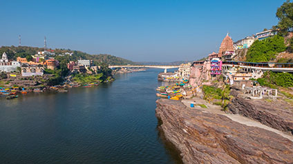 9 seater tempo traveller hire in Omkareshwar Temple