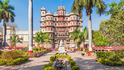 9 seater tempo traveller hire in Rajwada Palace
