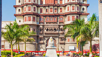 9 seater tempo traveller hire in Rajwada Palace
