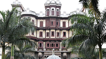 9 seater tempo traveller hire in Rajwada Palace