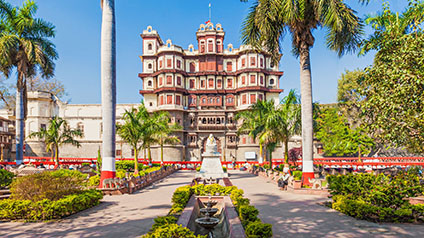 9 seater tempo traveller hire in Rajwada Palace