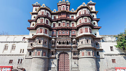 9 seater tempo traveller hire in Rajwada Palace
