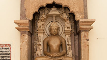 9 seater tempo traveller hire in Shantinatha Temple Khajuraho
