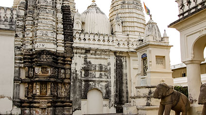 9 seater tempo traveller hire in Shantinatha Temple Khajuraho