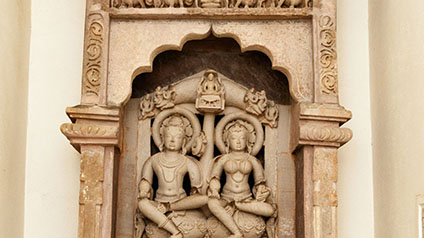 9 seater tempo traveller hire in Shantinatha Temple Khajuraho