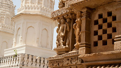 9 seater tempo traveller hire in Shantinatha Temple Khajuraho